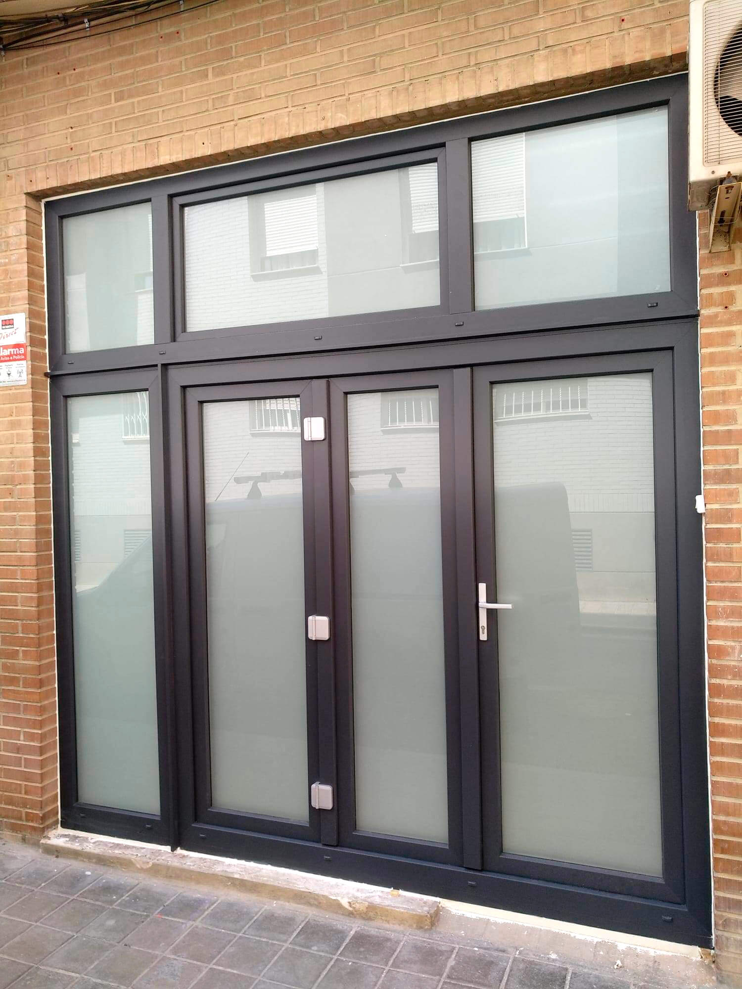 Puerta exterior de PVC plegable REHAU Valencia